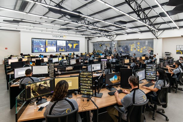 Maior Centro de Operações de Segurança Privada da América Latina é capaz de monitorar redes varejistas em todo o Brasil Maior Centro de Operações de Segurança Privada da América Latina é capaz de monitorar redes varejistas em todo o Brasil