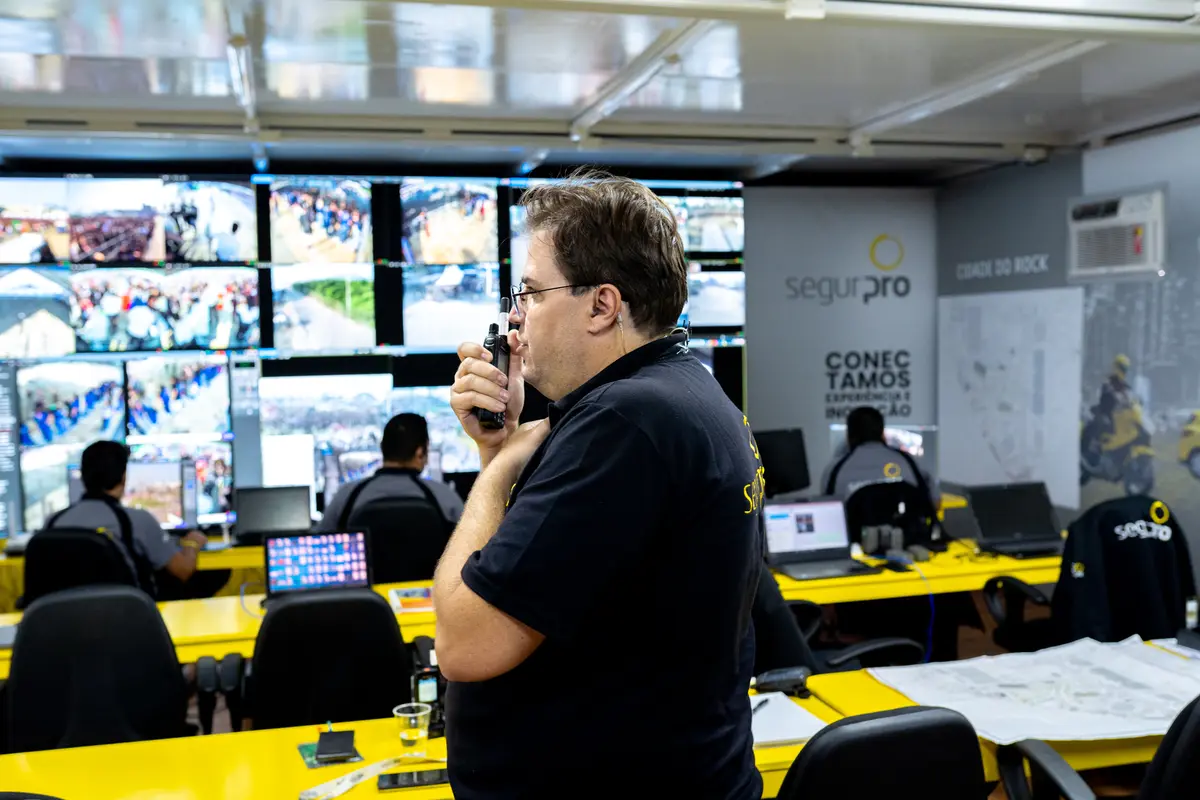 Alarmes empresariais conectados: segurança remota para negócios em tempo real